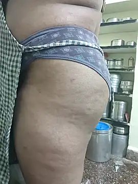 Snapshot of dhanshri143 chatting on 10/28/25, 04:49 dhanshri143 online show from 10/28/25, 04:49