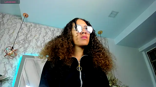 Snapshot of Hanna_Cornee_ chatting on 09/15/25, 01:44 Hanna Cornee online show from 09/15/25, 01:44