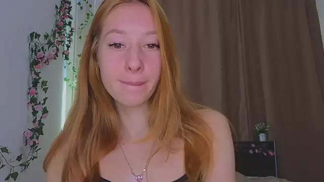 Snapshot of Candy_Flosse chatting on 10/08/25, 08:12 Candy Flosse online show from 10/08/25, 08:12