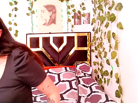 lucywhite13 online show from 10/23/25, 07:34