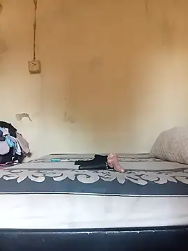 Snapshot of RFeltomWhitJ chatting on 11/05/25, 05:29 RFeltomWhitJ online show from 11/05/25, 05:29