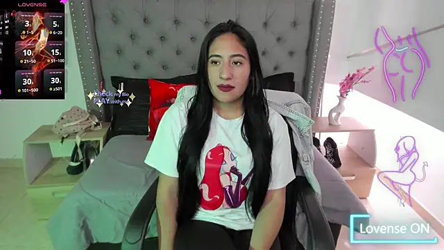 Snapshot of Viviene_Price chatting on 09/18/25, 01:02 Viviene Price online show from 09/18/25, 01:02
