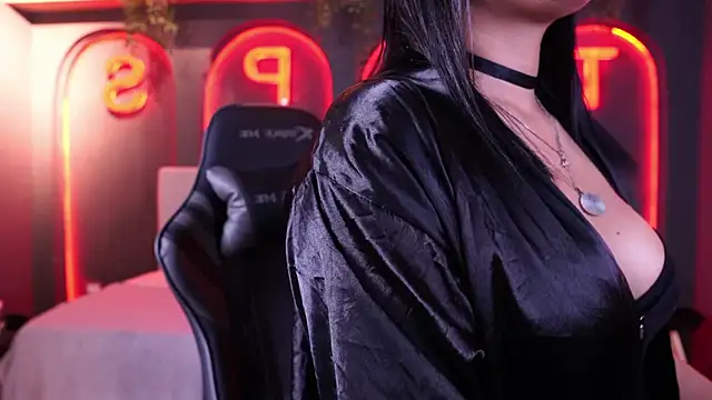 Snapshot of Roma_hells chatting on 09/18/25, 06:43 Roma hells online show from 09/18/25, 06:43