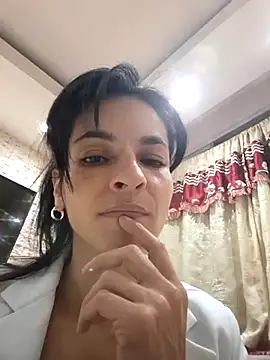 Snapshot of karol_rose chatting on 10/06/25, 04:10 karol rose online show from 10/06/25, 04:10