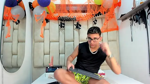 Snapshot of DavilANDkevin2 chatting on 10/28/25, 02:37 DavilANDkevin2 online show from 10/28/25, 02:37