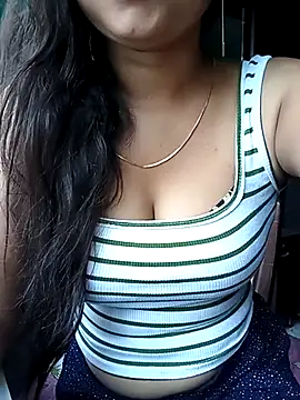 Snapshot of Desi_couple305 chatting on 10/07/25, 01:25 Desi couple305 online show from 10/07/25, 01:25