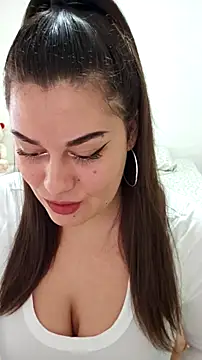 Snapshot of Larissa4U chatting on 11/17/25, 03:07 Larissa4U online show from 11/17/25, 03:07