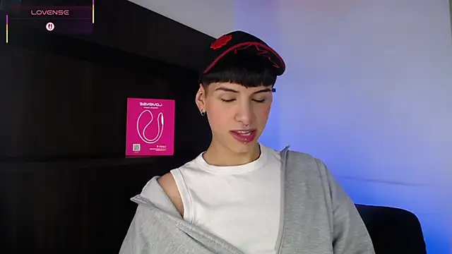 Snapshot of Ezra_Storm chatting on 10/14/25, 05:08 Ezra Storm online show from 10/14/25, 05:08