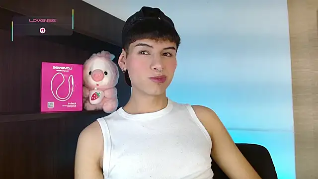 Snapshot of Ezra_Storm chatting on 11/09/25, 04:44 Ezra Storm online show from 11/09/25, 04:44