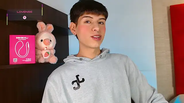 Snapshot of Ezra_Storm chatting on 11/14/25, 05:17 Ezra Storm online show from 11/14/25, 05:17