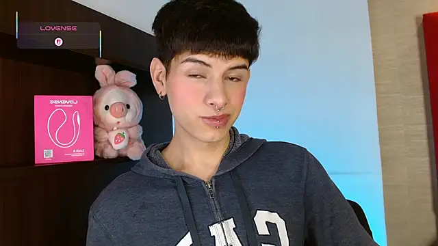 Snapshot of Ezra_Storm chatting on 11/17/25, 05:02 Ezra Storm online show from 11/17/25, 05:02