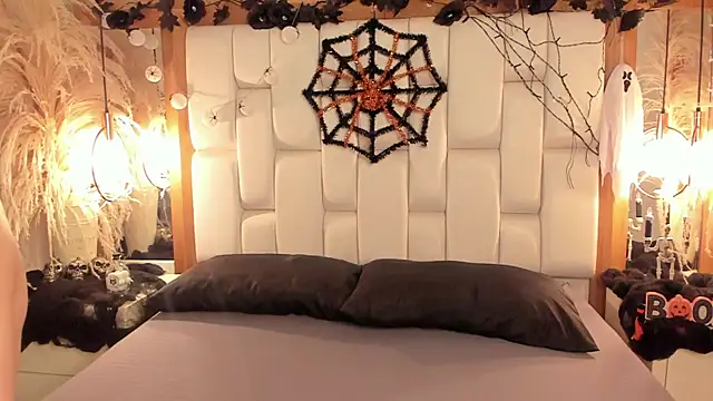 Daphne And Roger online show from 10/31/25, 11:00