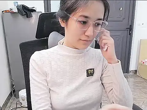 Shulee21 online show from 10/20/25, 03:40