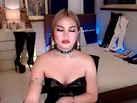 Snapshot of QUEENATHENNA chatting on 09/19/25, 03:56 QUEENATHENNA online show from 09/19/25, 03:56