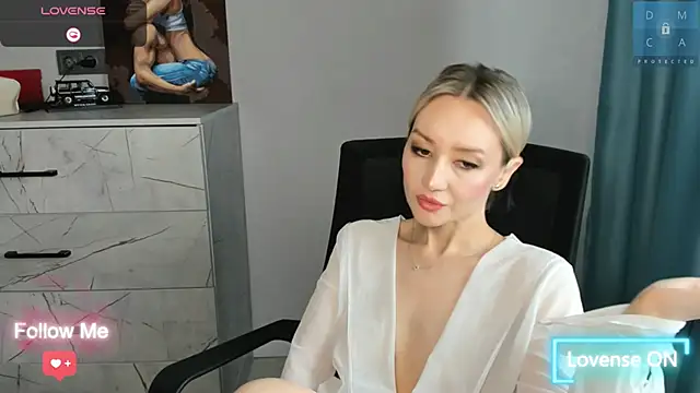 Snapshot of MinaDiamondd chatting on 11/15/25, 03:37 MinaDiamondd online show from 11/15/25, 03:37