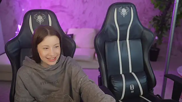 Snapshot of Selena_Glow chatting on 10/23/25, 11:03 Selena Glow online show from 10/23/25, 11:03