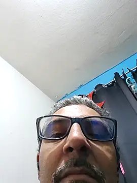 Snapshot of RobertoVip77 chatting on 10/21/25, 10:05 RobertoVip77 online show from 10/21/25, 10:05