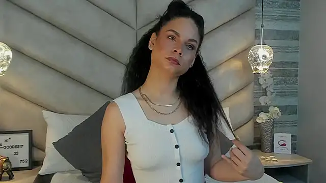 Snapshot of AgathaMendoza chatting on 09/17/25, 08:32 AgathaMendoza online show from 09/17/25, 08:32