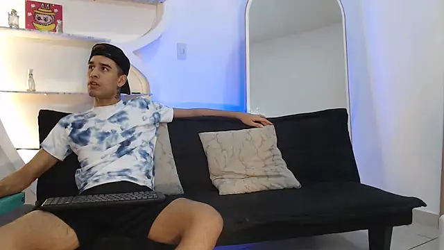 Snapshot of RED_EMPIRE chatting on 10/19/25, 01:39 RED EMPIRE online show from 10/19/25, 01:39