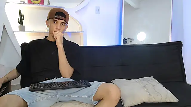 Snapshot of RED_EMPIRE chatting on 10/21/25, 01:28 RED EMPIRE online show from 10/21/25, 01:28