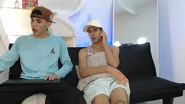 Snapshot of RED_EMPIRE chatting on 10/23/25, 01:27 RED EMPIRE online show from 10/23/25, 01:27