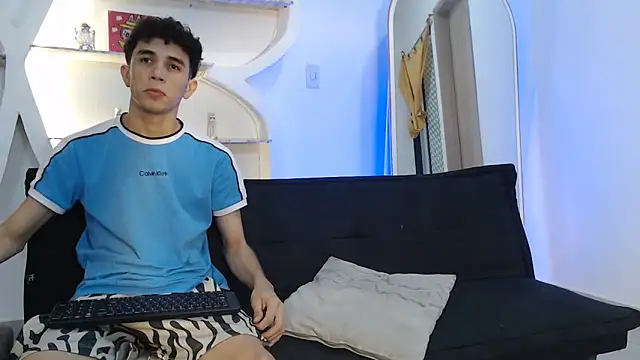 Snapshot of RED_EMPIRE chatting on 10/25/25, 01:46 RED EMPIRE online show from 10/25/25, 01:46