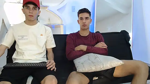 Snapshot of RED_EMPIRE chatting on 10/27/25, 04:27 RED EMPIRE online show from 10/27/25, 04:27