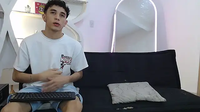 Snapshot of RED_EMPIRE chatting on 11/06/25, 01:17 RED EMPIRE online show from 11/06/25, 01:17