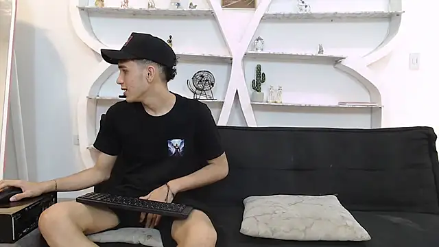 Snapshot of RED_EMPIRE chatting on 11/14/25, 01:26 RED EMPIRE online show from 11/14/25, 01:26