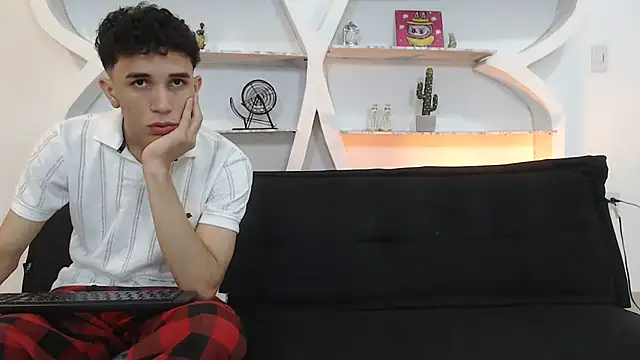 Snapshot of RED_EMPIRE chatting on 11/21/25, 04:22 RED EMPIRE online show from 11/21/25, 04:22