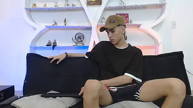 Snapshot of RED_EMPIRE chatting on 11/22/25, 01:48 RED EMPIRE online show from 11/22/25, 01:48