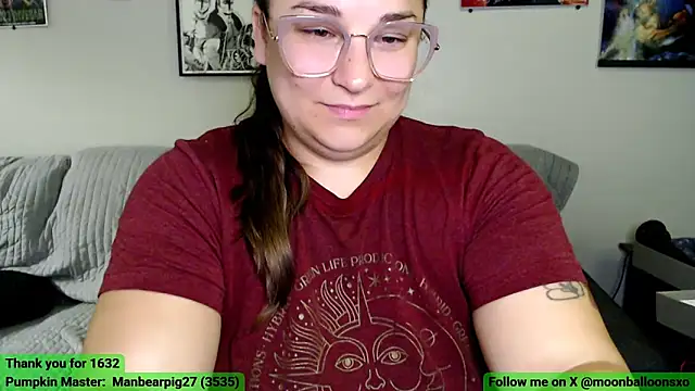 Snapshot of MoonBalloons chatting on 10/12/25, 02:32 MoonBalloons online show from 10/12/25, 02:32