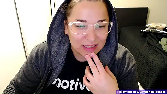 Snapshot of MoonBalloons chatting on 11/16/25, 07:14 MoonBalloons online show from 11/16/25, 07:14