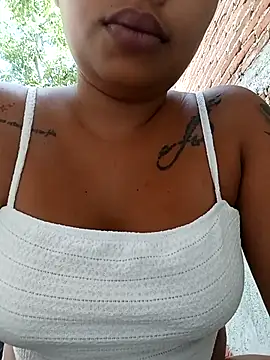 Snapshot of Naomi-Summer chatting on 11/18/25, 04:44 Naomi-Summer online show from 11/18/25, 04:44