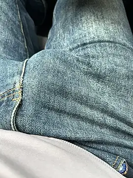 Snapshot of Cruel00 chatting on 10/20/25, 09:43 Cruel00 online show from 10/20/25, 09:43