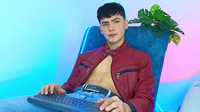 CamiiGuzmanX online show from 10/28/25, 08:44