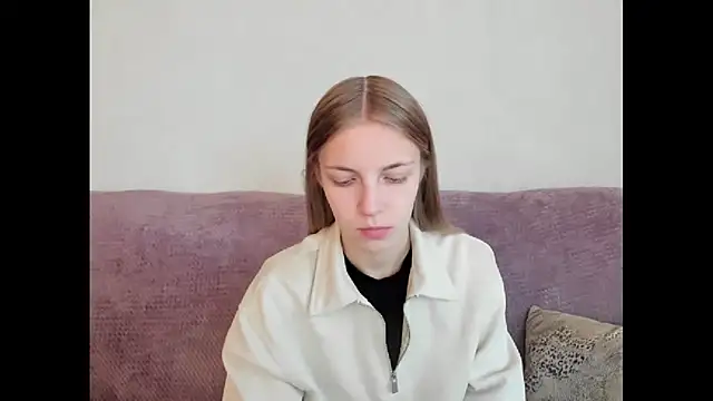 Snapshot of HitGyrl chatting on 10/15/25, 01:17 HitGyrl online show from 10/15/25, 01:17