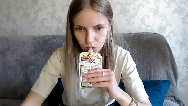 Snapshot of HitGyrl chatting on 10/18/25, 08:04 HitGyrl online show from 10/18/25, 08:04