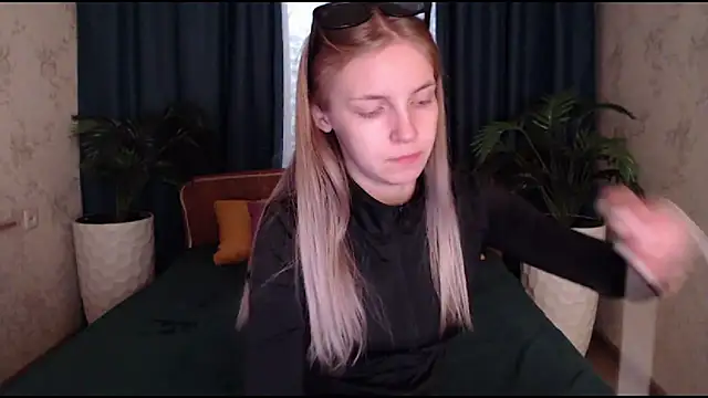 Snapshot of HitGyrl chatting on 10/22/25, 08:25 HitGyrl online show from 10/22/25, 08:25