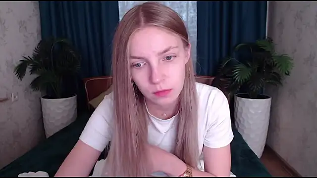 Snapshot of HitGyrl chatting on 10/30/25, 08:05 HitGyrl online show from 10/30/25, 08:05