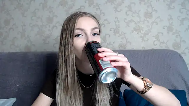 Snapshot of HitGyrl chatting on 11/12/25, 08:04 HitGyrl online show from 11/12/25, 08:04