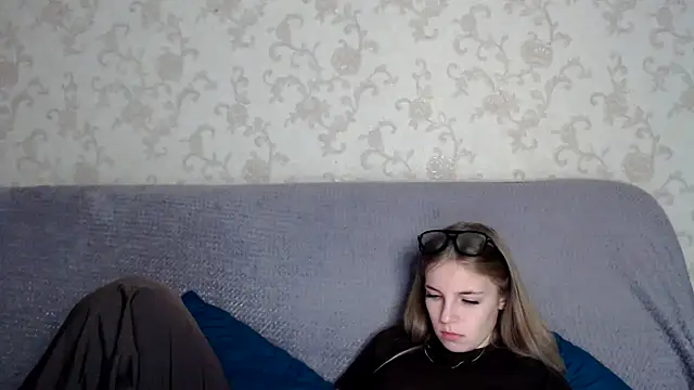 Snapshot of HitGyrl chatting on 11/13/25, 01:15 HitGyrl online show from 11/13/25, 01:15