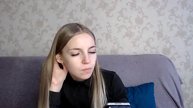 Snapshot of HitGyrl chatting on 11/16/25, 08:09 HitGyrl online show from 11/16/25, 08:09