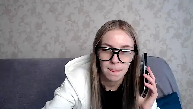 Snapshot of HitGyrl chatting on 11/19/25, 08:36 HitGyrl online show from 11/19/25, 08:36