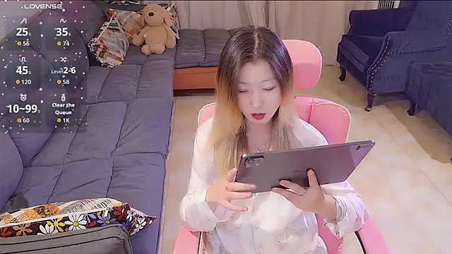 Snapshot of Deserve_E chatting on 10/15/25, 01:11 Deserve E online show from 10/15/25, 01:11