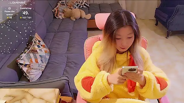 Snapshot of Deserve_E chatting on 10/17/25, 01:03 Deserve E online show from 10/17/25, 01:03