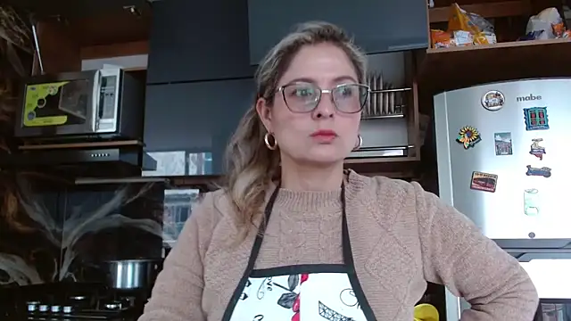 Snapshot of linda-mature43 chatting on 10/16/25, 01:12 linda-mature43 online show from 10/16/25, 01:12