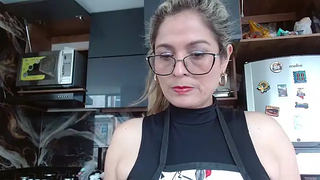 Snapshot of linda-mature43 chatting on 10/17/25, 03:03 linda-mature43 online show from 10/17/25, 03:03