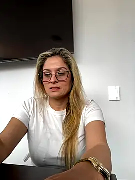 Snapshot of linda-mature43 chatting on 10/18/25, 03:46 linda-mature43 online show from 10/18/25, 03:46