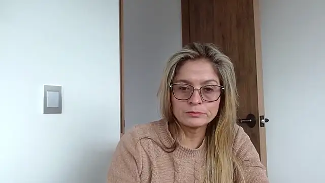 Snapshot of linda-mature43 chatting on 10/21/25, 05:57 linda-mature43 online show from 10/21/25, 05:57